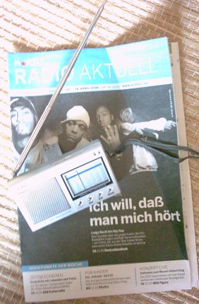 Miniradio auf Programmzeitschrift