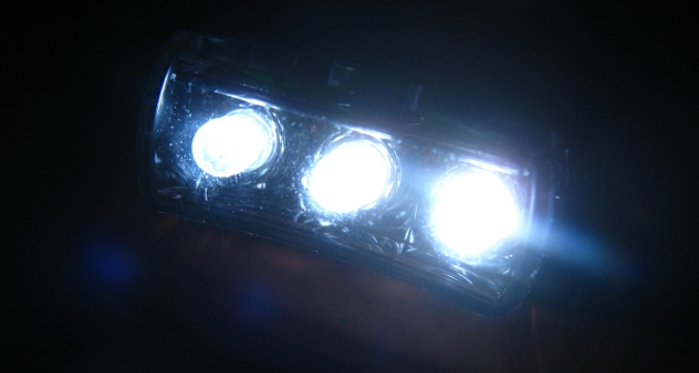 helle LED-Fahrradfrontleuchte in Dunkelheit