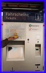 Ente kauft Ticket